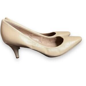 Tahari High Heels Slip On Pumps Womens Sz 9 M Beige Leather Upper Almond Toe